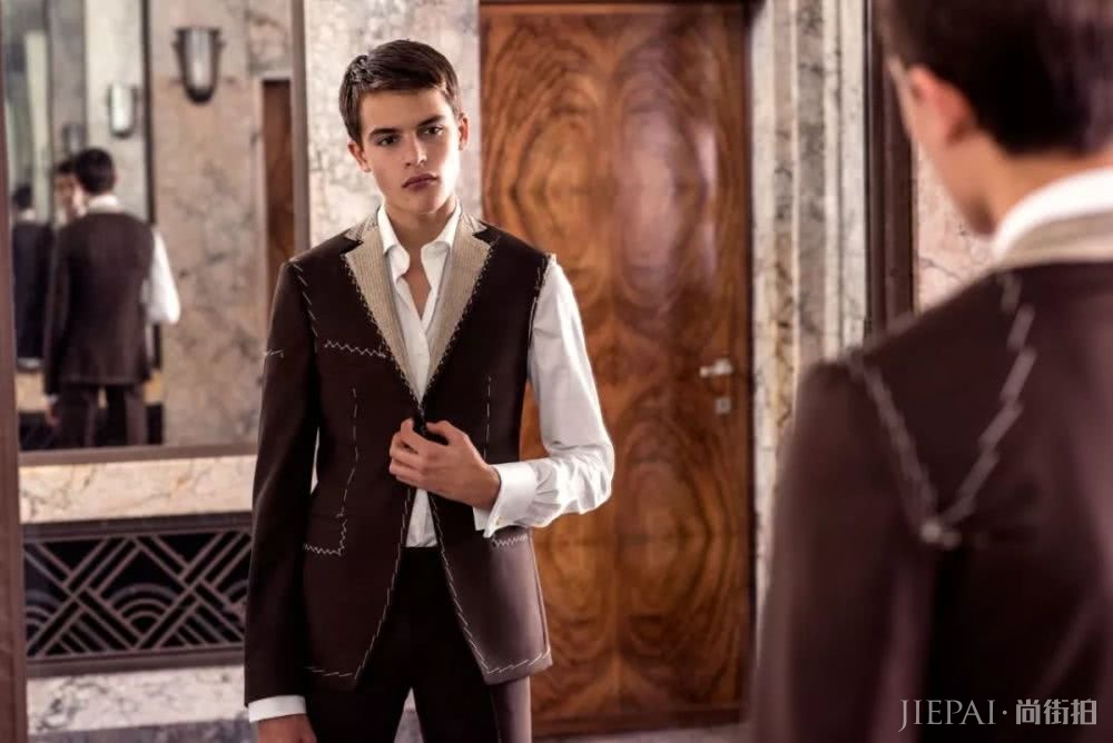 新超模二代来袭，靠关系登国际男士版Vogue封面