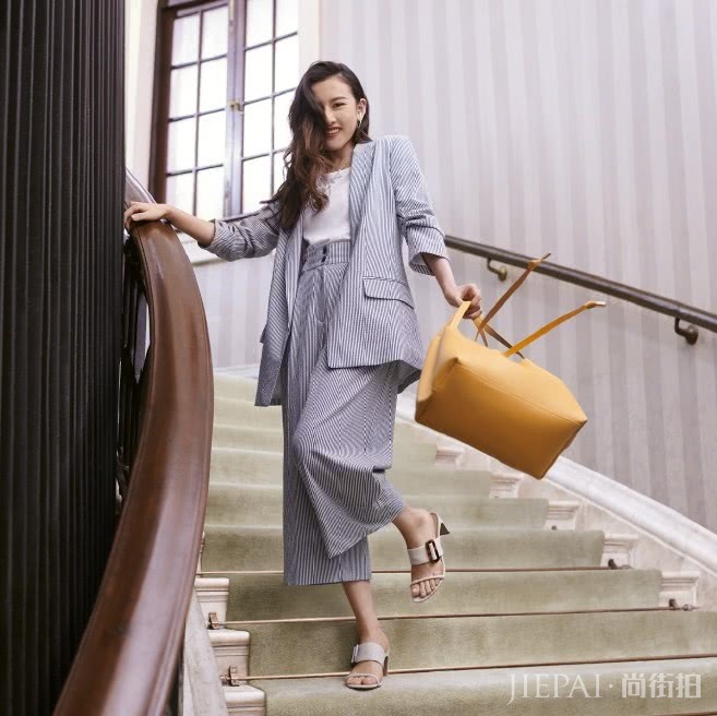 宋祖儿透明鞋子和紫红色袜子合为一体，这样穿真的好看？