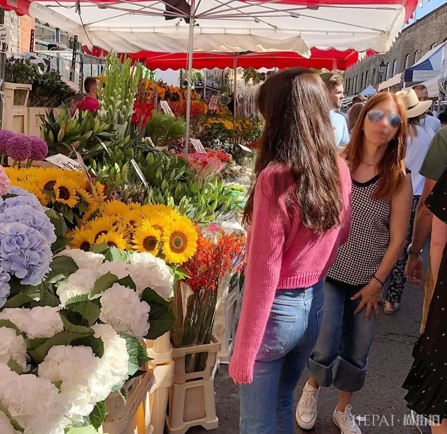 张扬的颜色+冷静的颜色 这个春季最好看的穿法