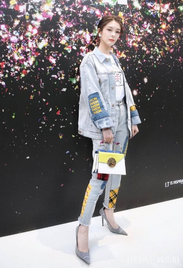 傅菁的裤子真牛,正面看到腿跟肚子那么大!