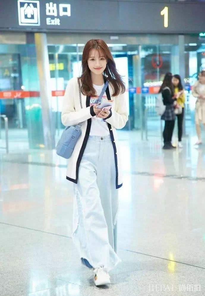 孙怡红色上衣搭配百褶裙秒变女王,腰带更是神助攻