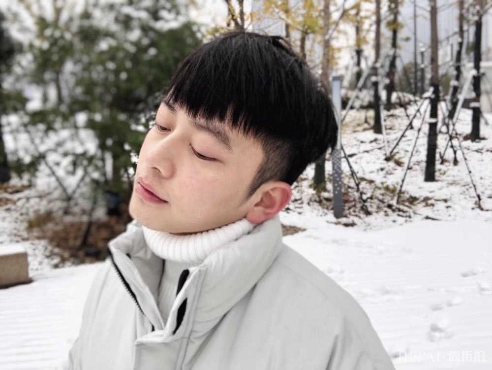 这个中国男模许庭嘉有颜值不张扬,默默登上英国最高端时尚杂志