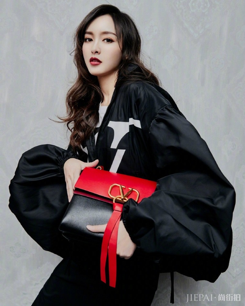 唐嫣穿一身粉色穿搭配，留长发女神范十足