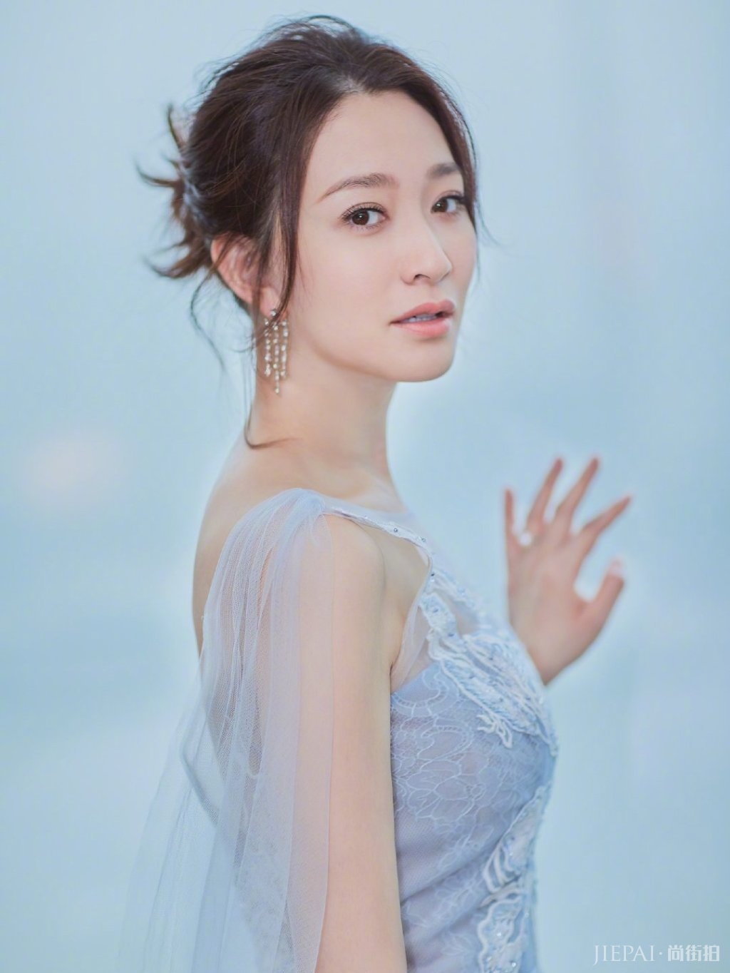 李小冉波波头发型气质都不一样了！