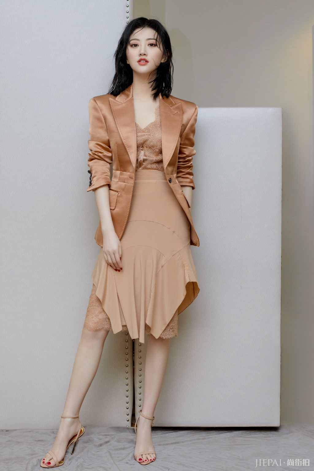 景甜剪掉长发,一袭穿搭优雅又减龄