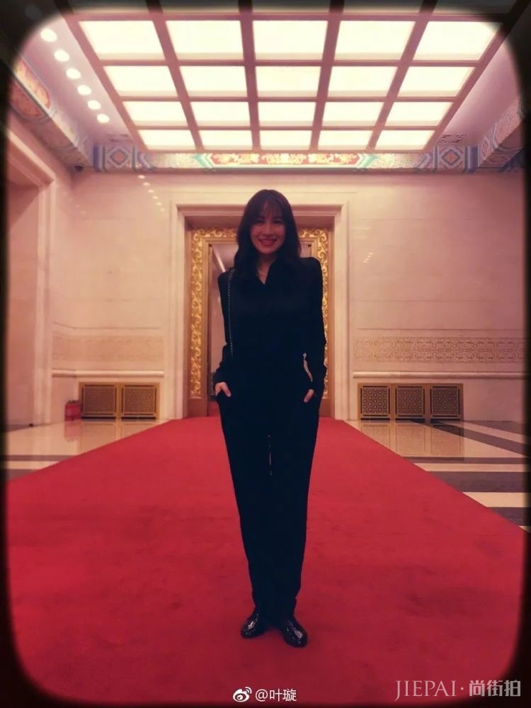 39岁的叶璇把人生过得有多精彩？看她的搭配就知道了