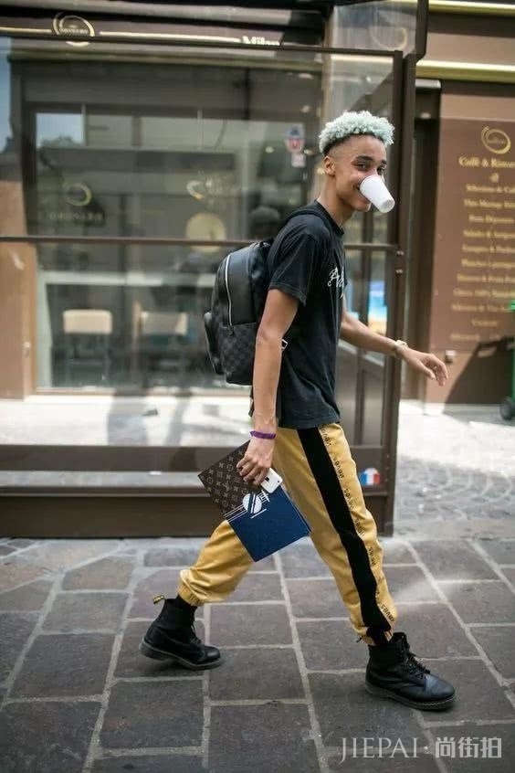 当年懒得穿的校服 摇身一变居然成了最潮时尚单品