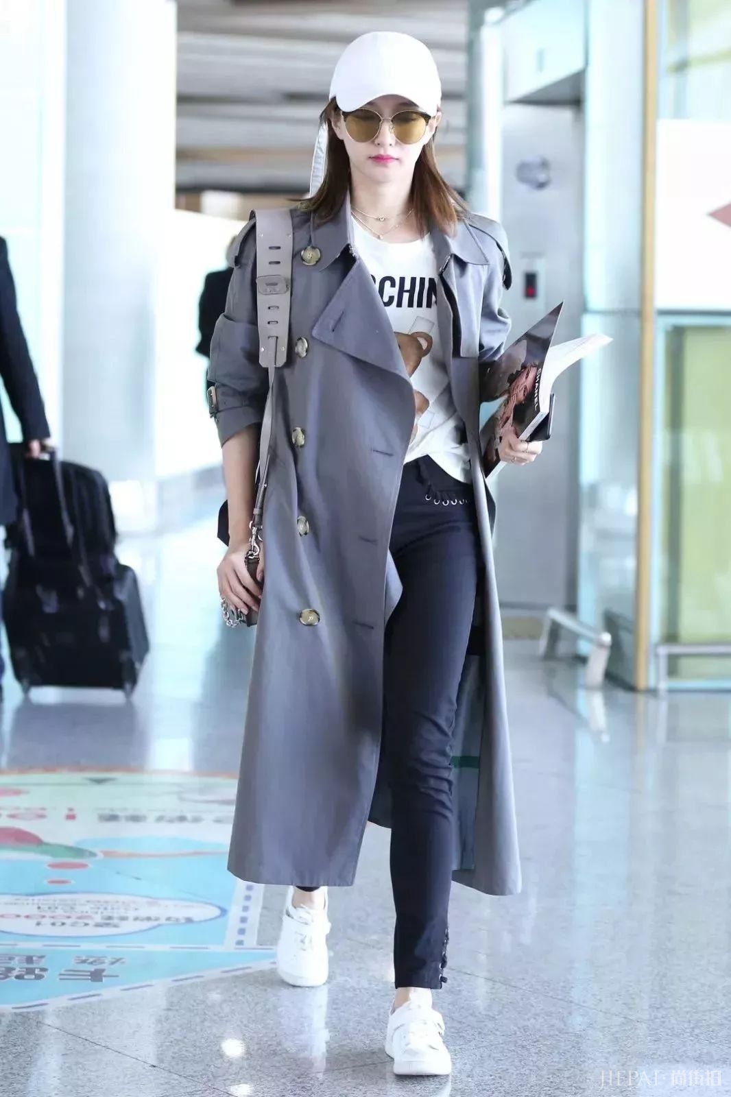 2019年春天外套里面穿这四件上衣就够了！