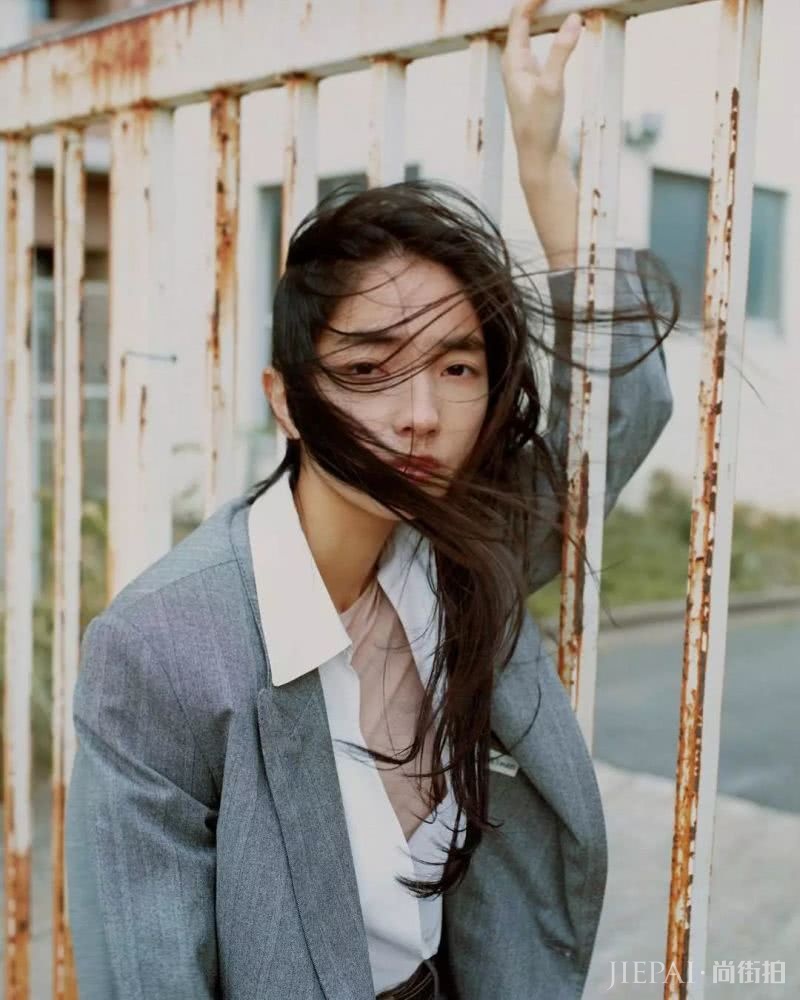 霓虹颓丧美少女 “雌雄同体”的英气长相让人过目不忘