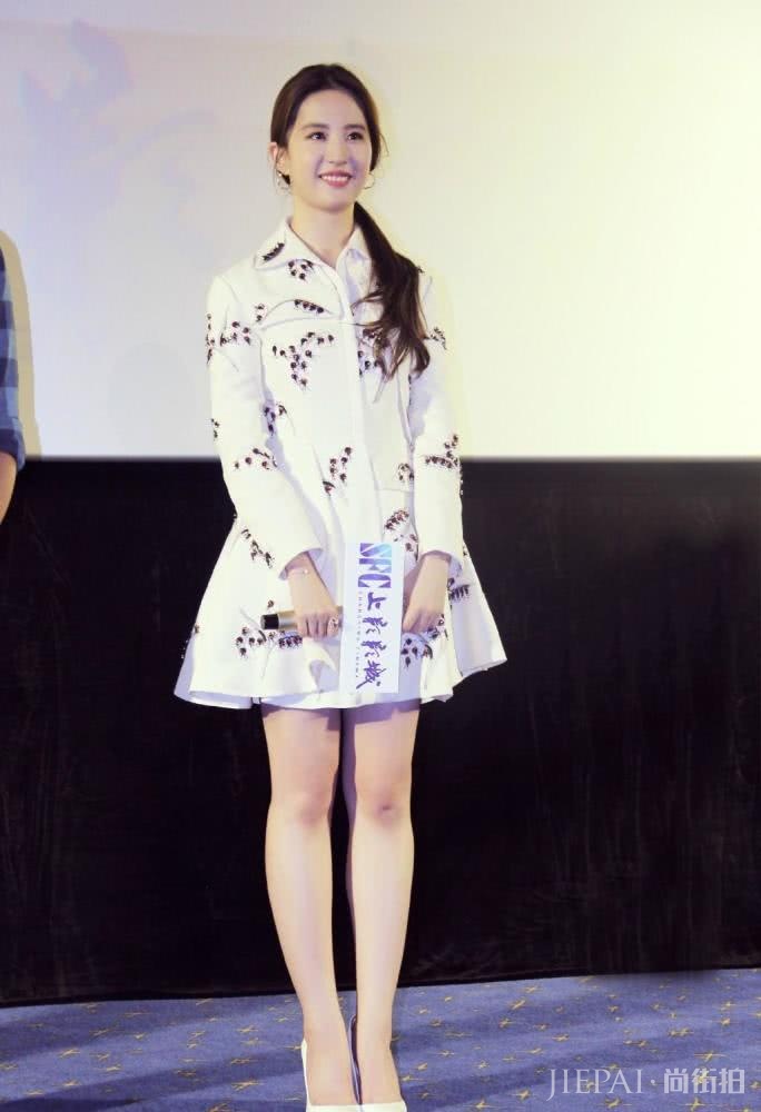 刘亦菲衬衣长裤换成黑色轻纱裙,秒变小公主,太有气质了