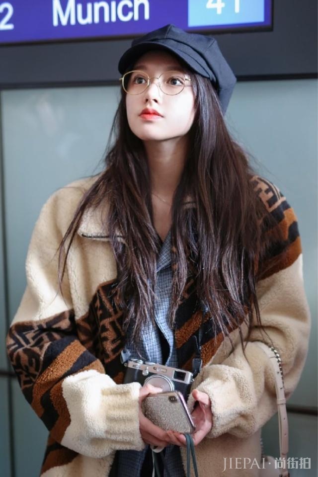 程潇穿3万元大衣搭配2万元包包，真奢侈！