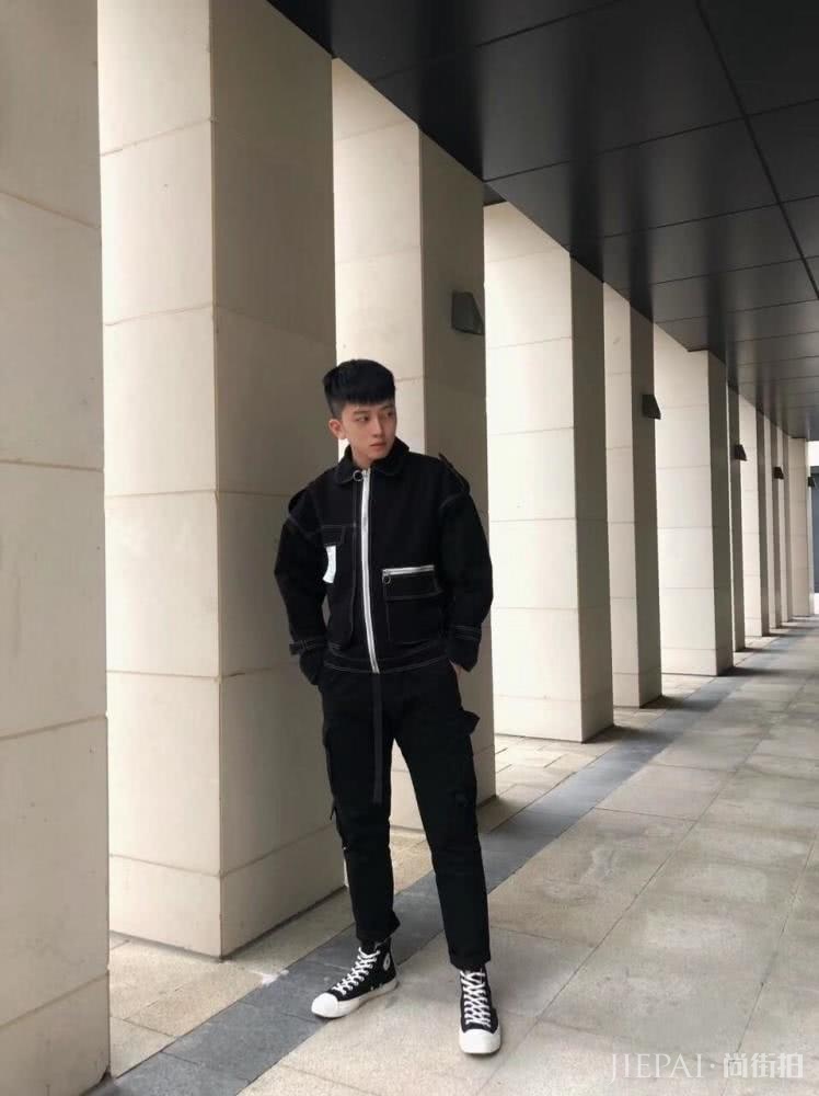 这个中国男模许庭嘉有颜值不张扬,默默登上英国最高端时尚杂志