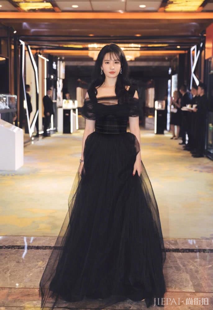刘亦菲衬衣长裤换成黑色轻纱裙,秒变小公主,太有气质了