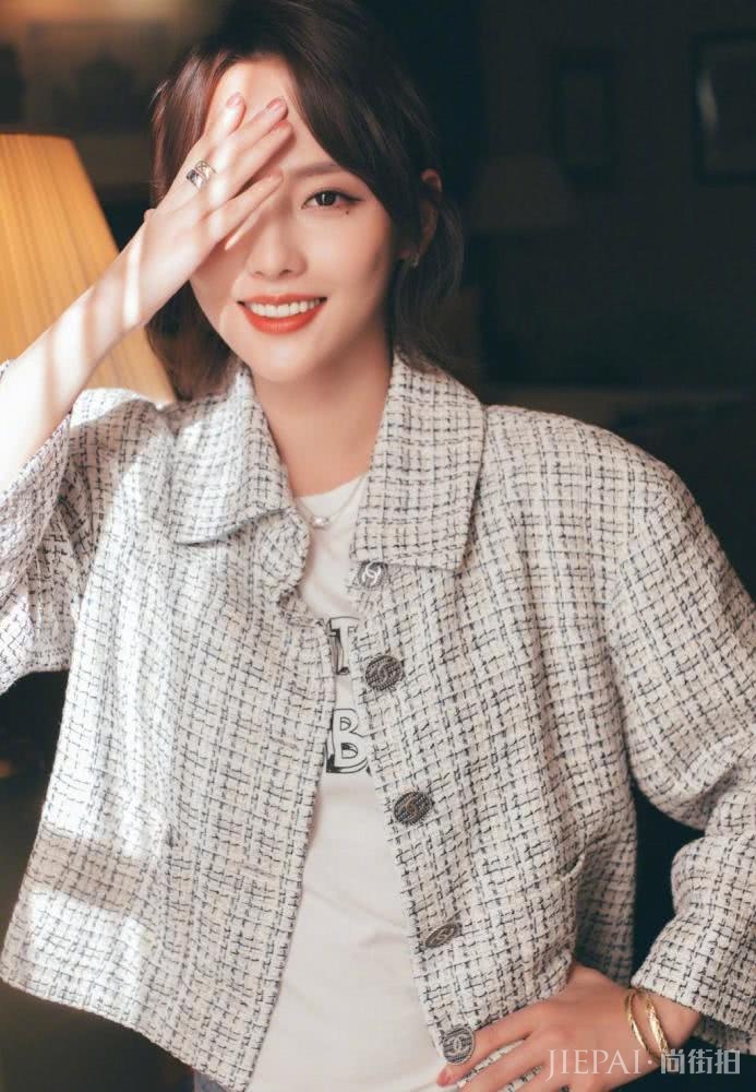 生完孩子15天就复出，张嘉倪最新搭配外套+8万的珠宝，美到骨子里