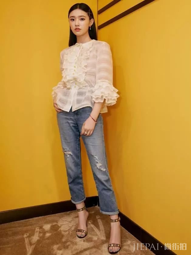 林允机场粉嫩时尚大衣，裤子却丑哭自己！