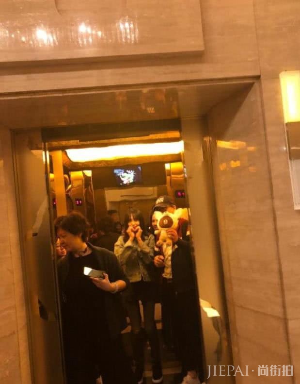 郑爽和母亲一同现身，人群中比心粉丝，美腿成全场亮点