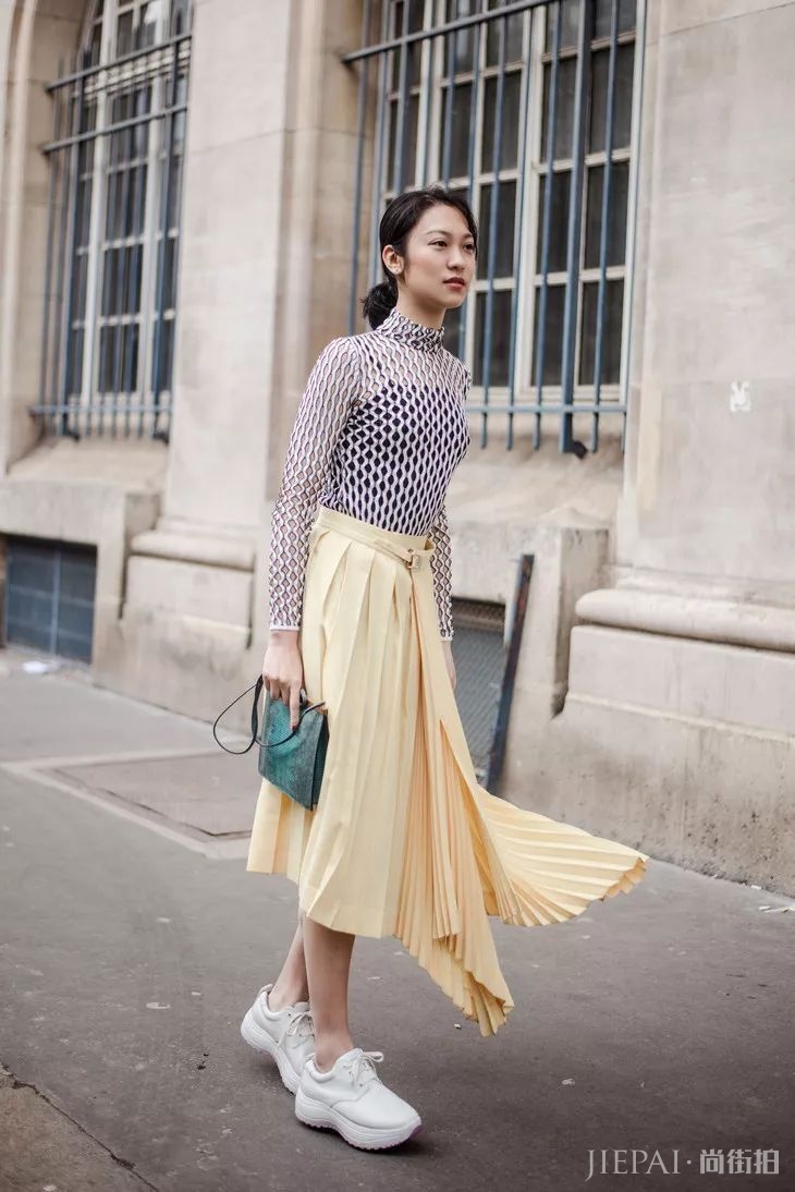 这双鞋子居然比小白鞋还要火，穿上它显瘦显高还能百搭！