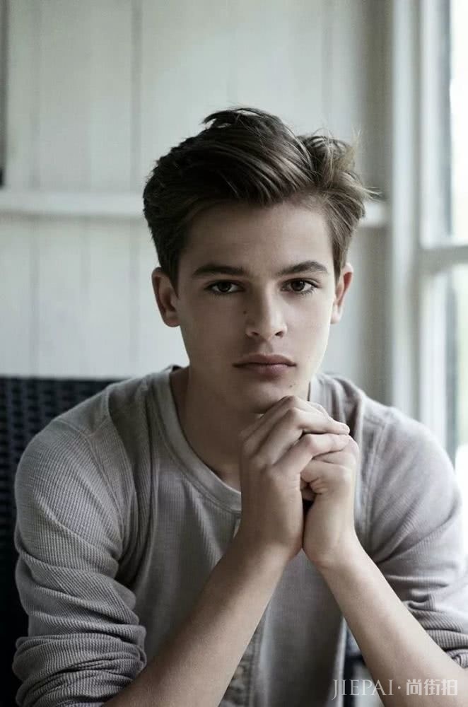 新超模二代来袭，靠关系登国际男士版Vogue封面