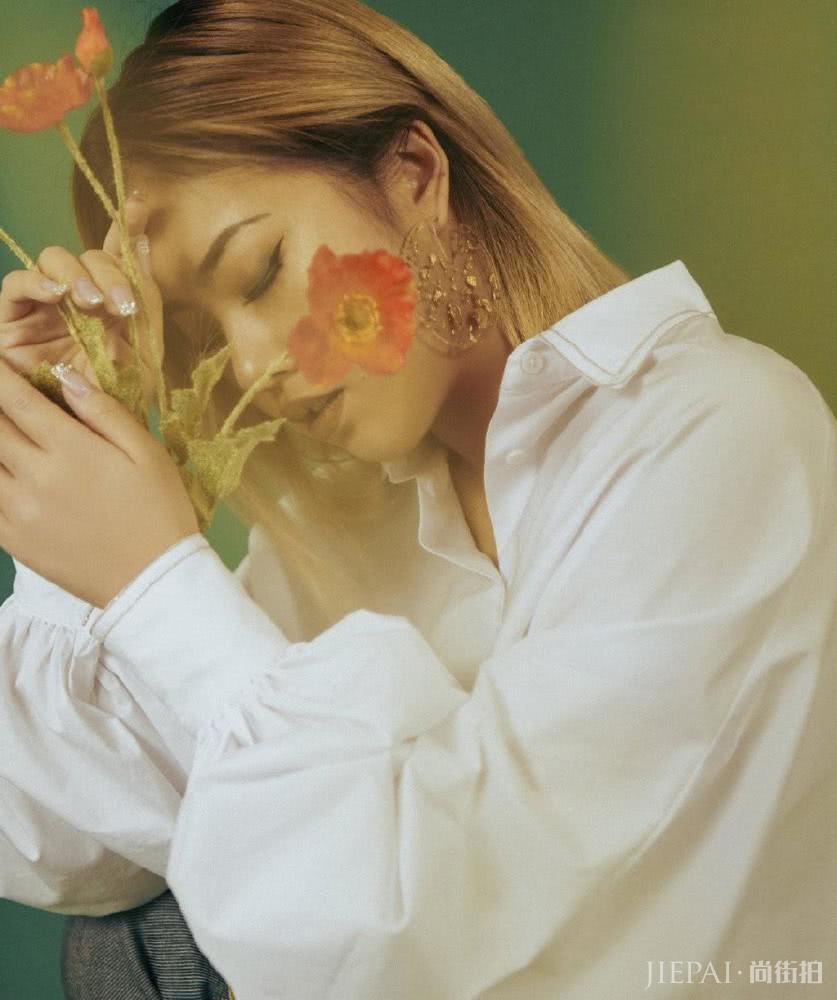 王菊穿白衬衫拿花朵,秀侧颜变美走清新范儿