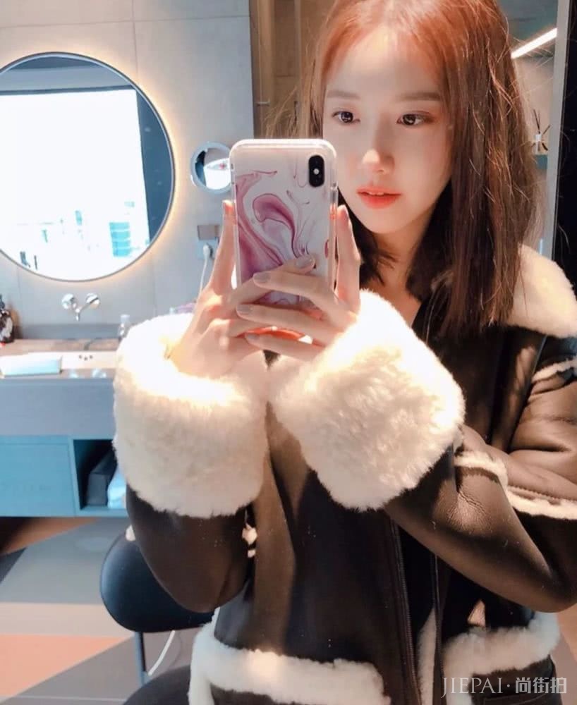 涂上嘴比棒棒糖还甜美的口红,买