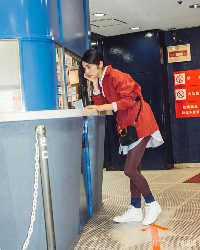 霓虹颓丧美少女 “雌雄同体”的英气长相让人过目不忘