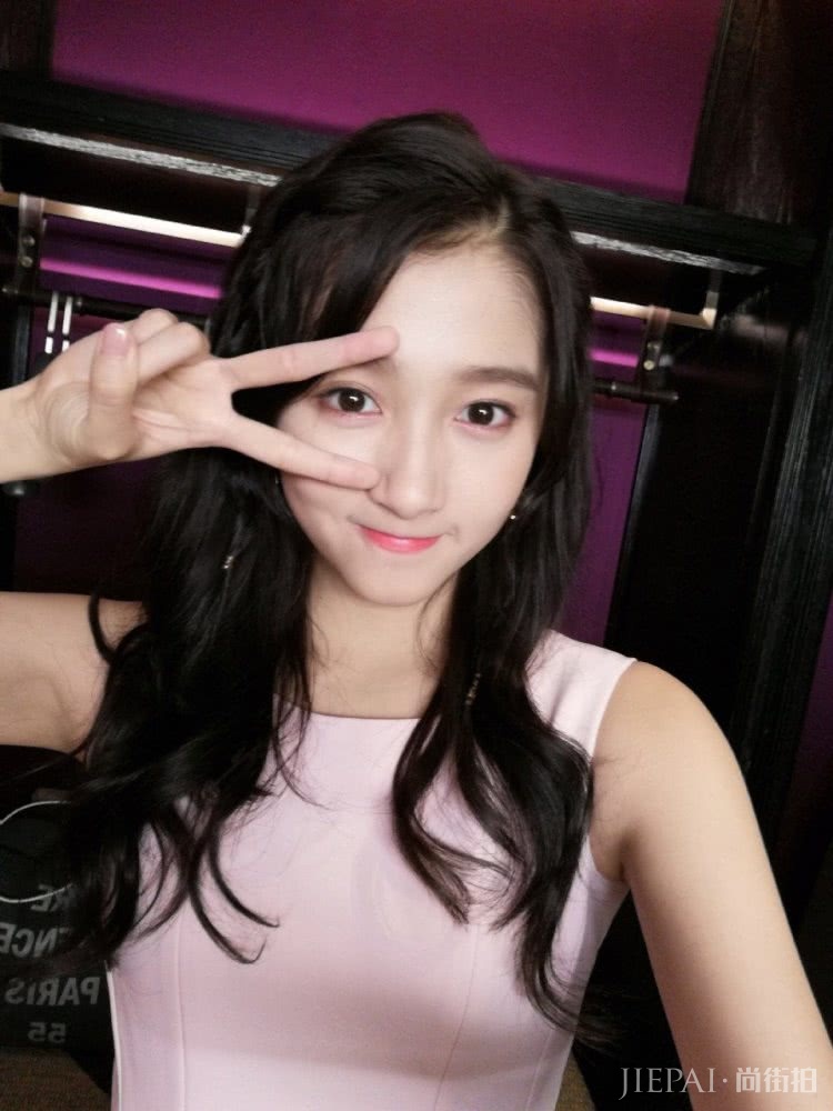 关晓彤晒自拍，娇嫩少女装配卷发粉裙美出高级感