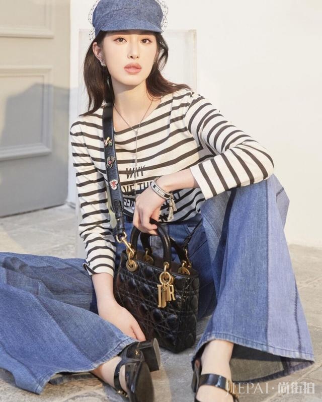 杨采钰穿黑色长袖配印花裙,内衣外穿成亮点