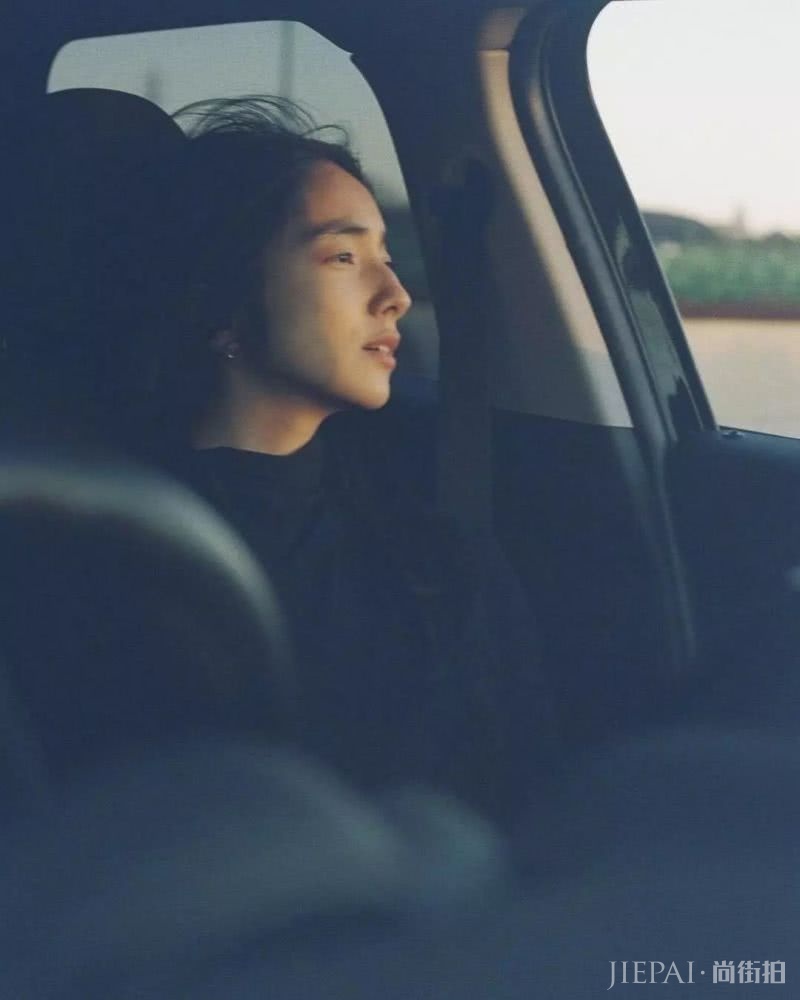 霓虹颓丧美少女 “雌雄同体”的英气长相让人过目不忘