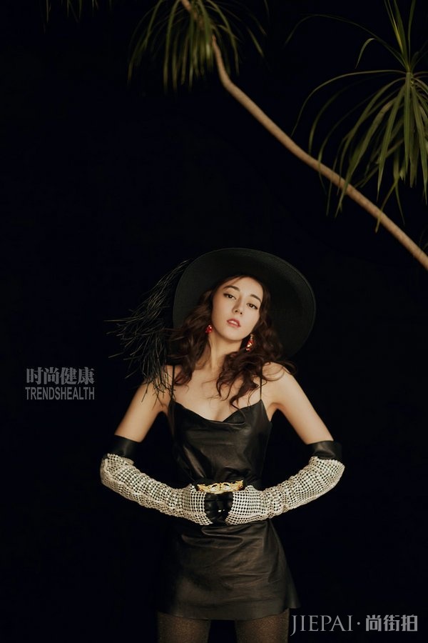 迪丽热巴封面写真曝光 变身摩登女郎气质佳