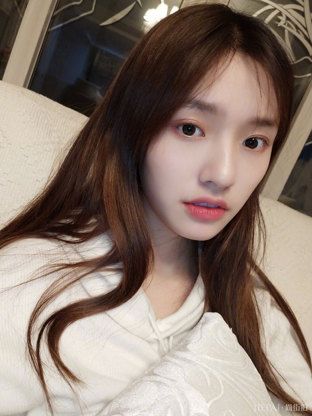 林允蕾丝剪成条性感迷人，时尚得让人眼前一亮