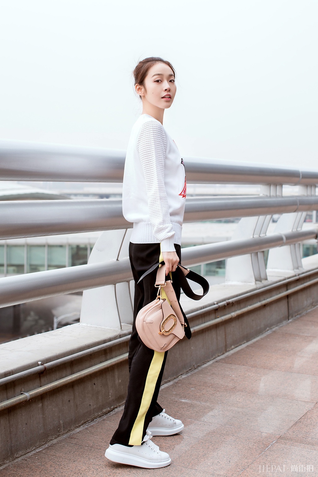 时装周街拍秀，张佳宁演绎青春活力，袁姗姗穿男装秒变少女！