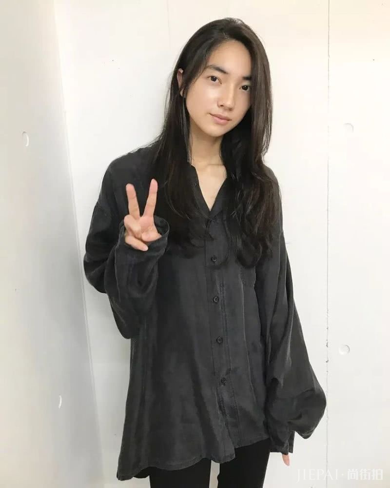 霓虹颓丧美少女 “雌雄同体”的英气长相让人过目不忘