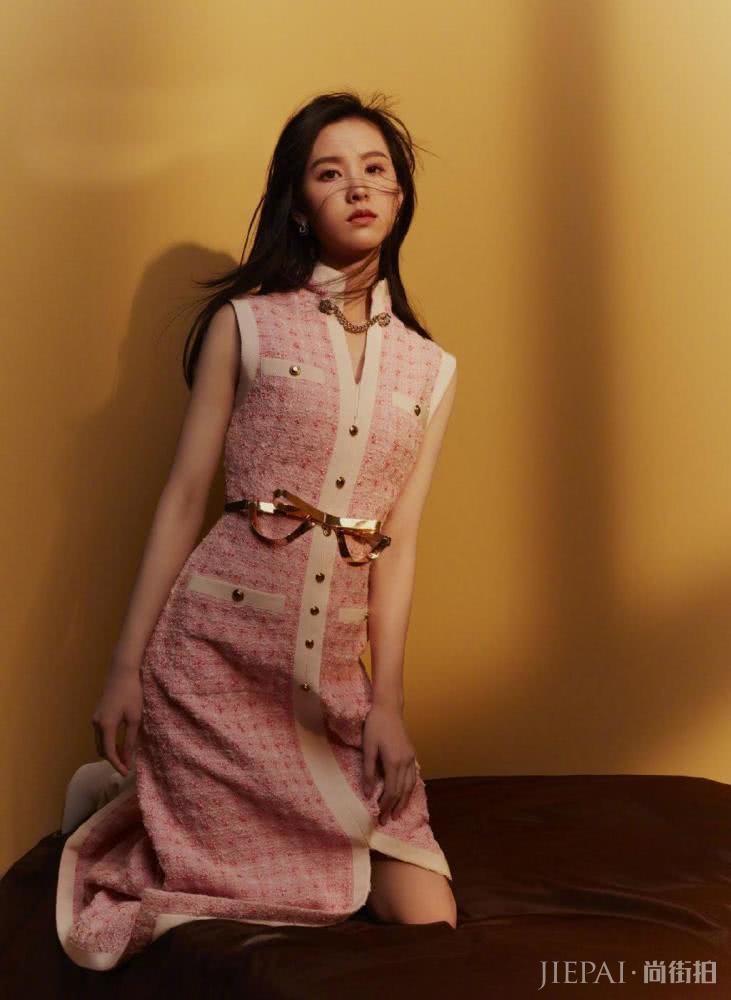 陈都灵写真照曝光,粉色连衣裙+蝴蝶结腰带,越来越美了