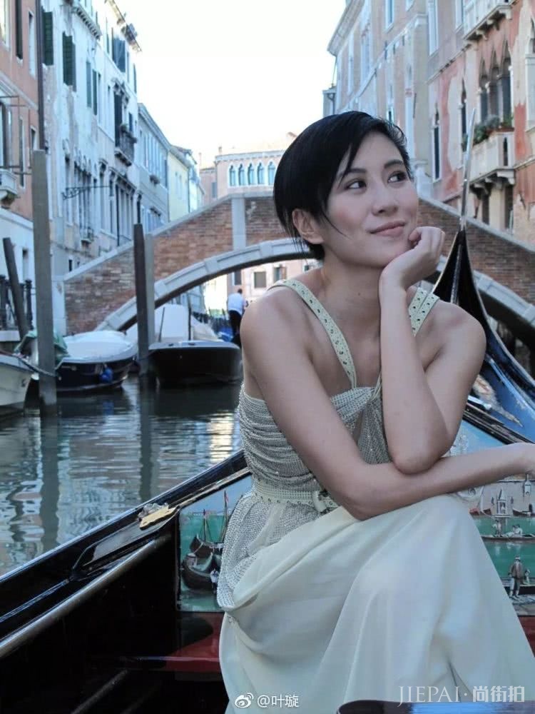 39岁的叶璇把人生过得有多精彩？看她的搭配就知道了