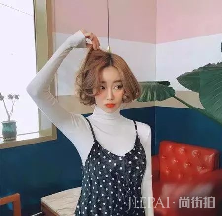 学韩国妹子给短发烫个波浪卷超洋气