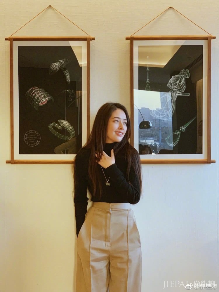 郭碧婷卷发搭配红色衬衫，手上鸽子蛋钻戒超抢眼