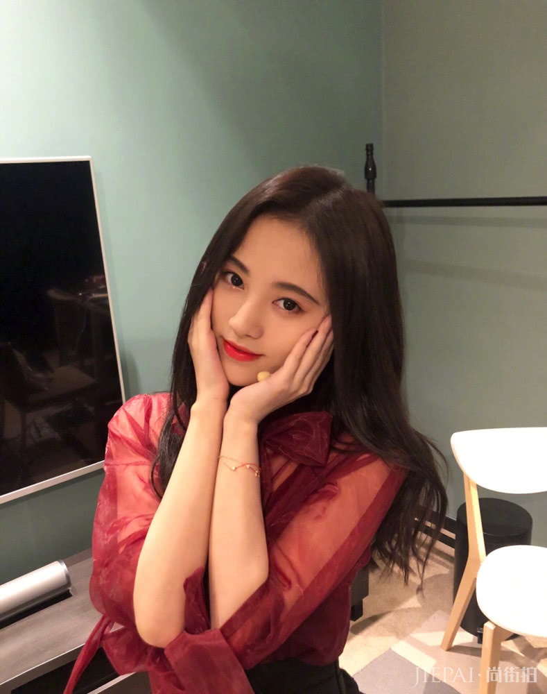 鞠婧祎针织外套搭配白色T恤美成初恋，穿出时尚大片感