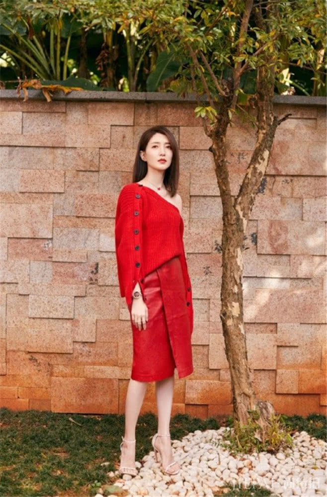 早春花意浓!青春减龄靠毛衣和半身裙,谁穿谁美