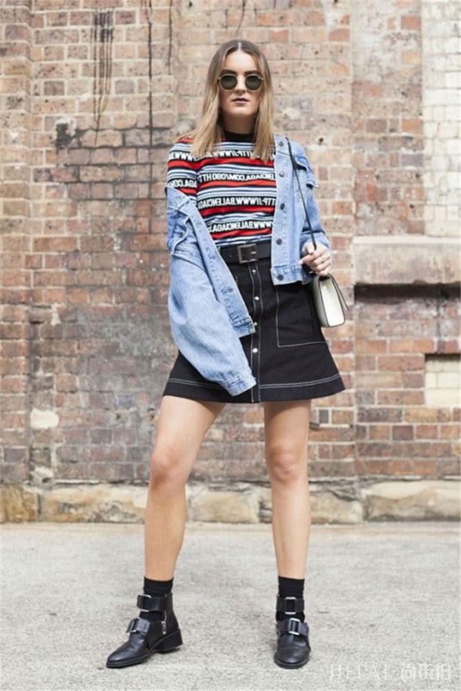 早春花意浓!青春减龄靠毛衣和半身裙,谁穿谁美