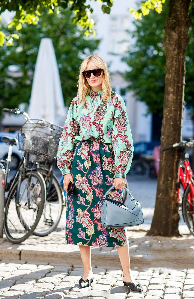 春季踏青穿什么?来一件碎花裙展现你的温柔和浪漫吧