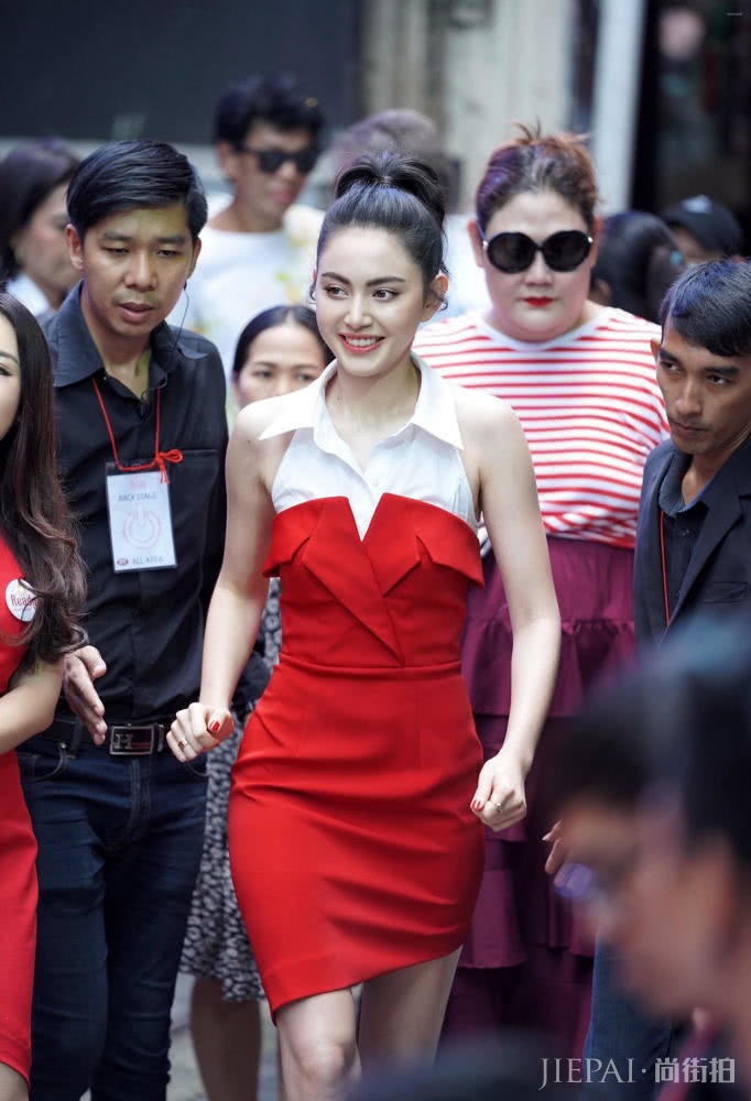 泰星Mai娇艳红裙亮相,笑起来真好看