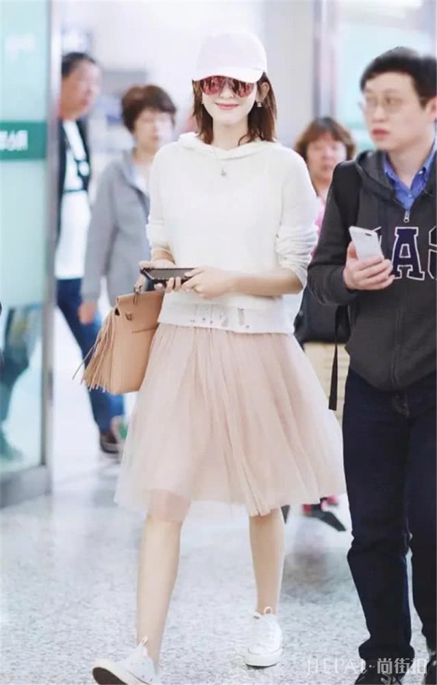 小白鞋已过时!换上减龄又青春的帆布鞋,让你轻松美回初恋