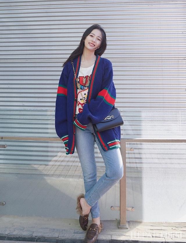 学倪妮、迪丽热巴搭配包包，初春你也可以时尚起来