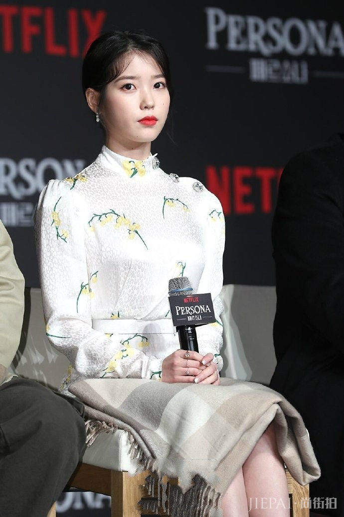 李知恩一袭收腰短裙秀美腿,这个小个子女孩太会穿