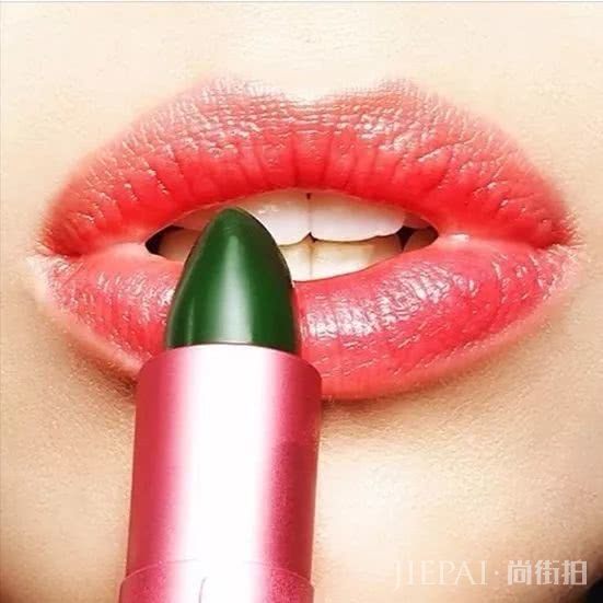 涂上嘴比棒棒糖还甜美的口红,买