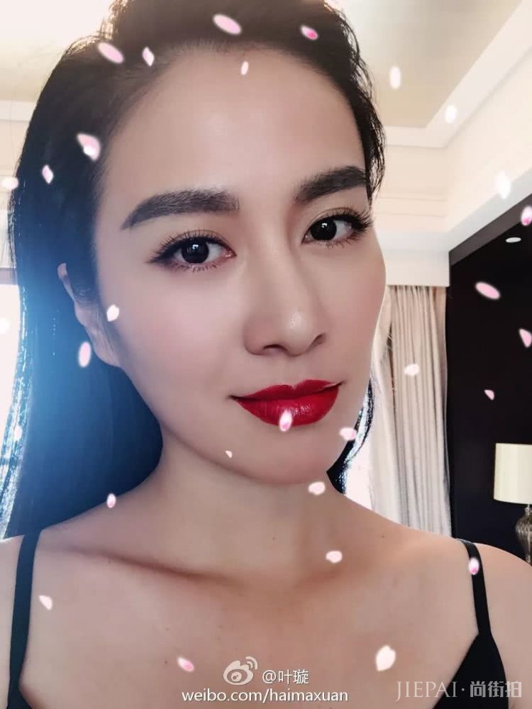 39岁的叶璇把人生过得有多精彩？看她的搭配就知道了