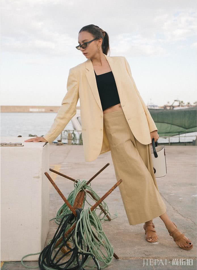 驼色属于秋冬，春天穿这个流行色照样美得很高级