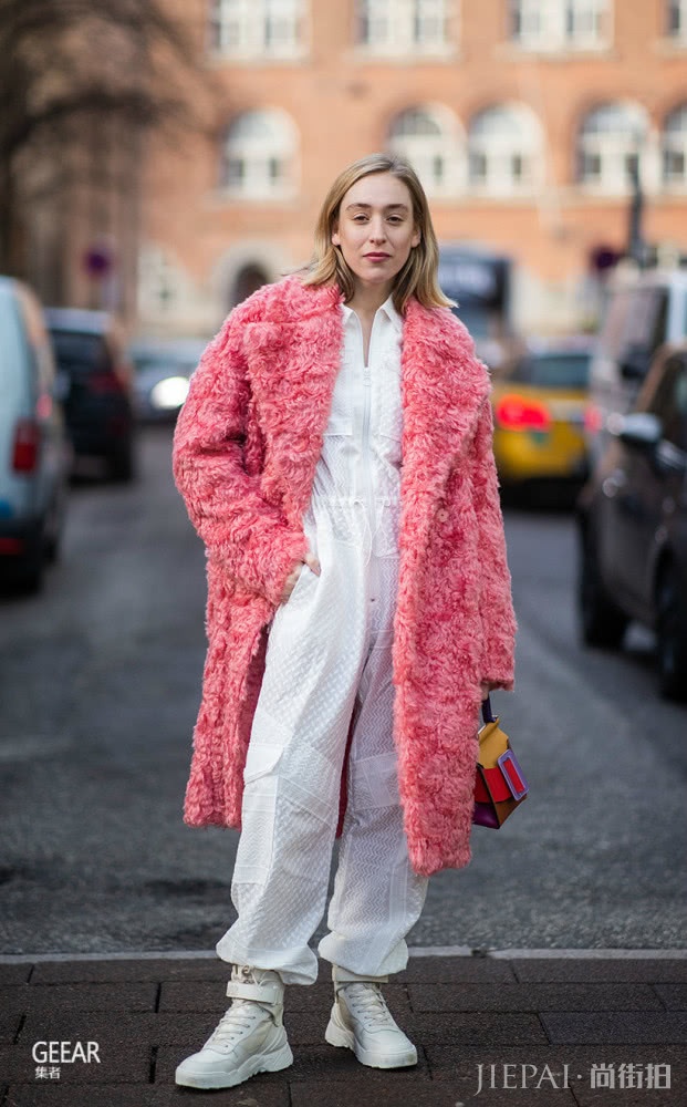 球鞋穿搭街拍集合！跟这些时尚博主穿出自己喜爱的搭配吧