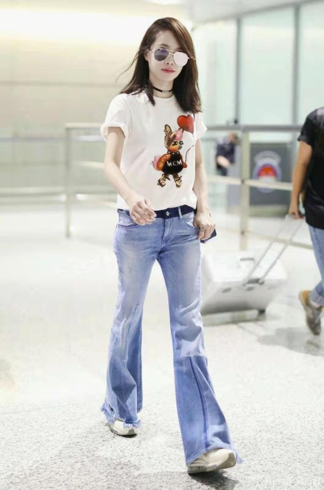 蔡依林穿印花T恤配牛仔喇叭裤，提升气场