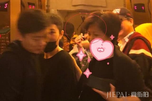 郑爽和母亲一同现身，人群中比心粉丝，美腿成全场亮点